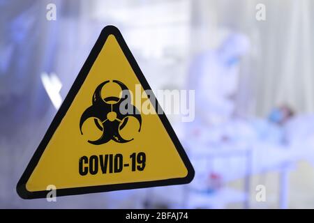 Panneau d'avertissement de risque biologique sur la porte du service d'isolement contagieux. Concept de l'épidémie de Coronavirus Banque D'Images