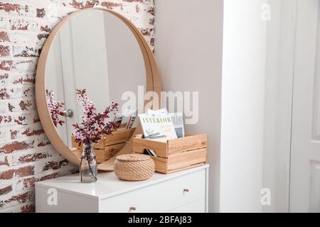 Intérieur élégant de la salle moderne avec fleurs printanières Banque D'Images