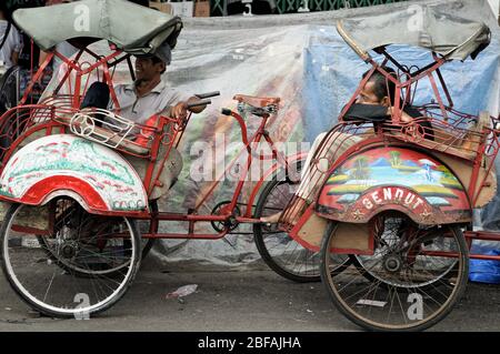 Pousse-pousse à cycle attendant les clients à Yogyakarta, Java, Indonésie Banque D'Images