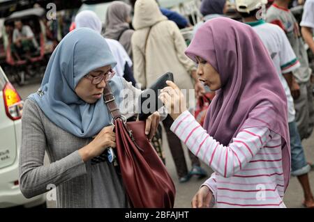 Deux jeunes femmes voilées dans la rue à Yogyakarta, Java, Indonésie Banque D'Images