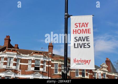 Les bannières à haringey racontent au public de rester à la maison et de sauver des vies pendant le verrouillage de la pandémie de corona à londres angleterre Royaume-Uni Banque D'Images