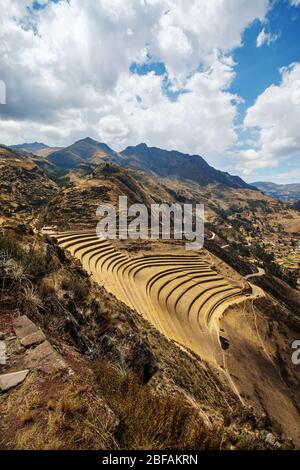 Pisac Inca site, ruines antiques, et terrasses. Partie de la vallée sacrée du Pérou. Banque D'Images