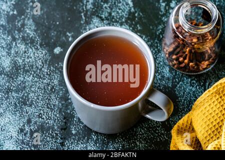 Sumac eau ou thé et épices sumac rouges secs moulues avec clous de girofle en verre. Prêt à boire. Banque D'Images