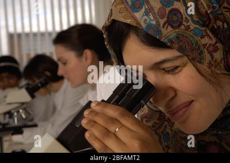 Étudiants en sciences utilisant des microscopes pour analyser des échantillons biologiques. Banque D'Images