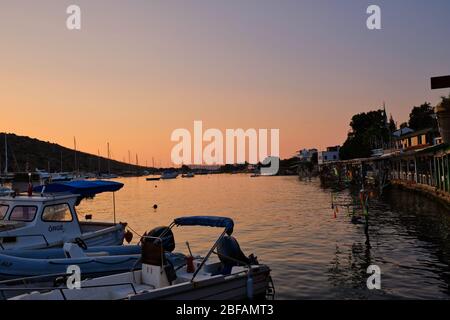 Restaurant et bougainvillea fleurs sur la plage à Gumusluk, Bodrum. Chaises, tables et fleurs colorées dans la ville de Bodrum, près de la magnifique mer Égée. Banque D'Images