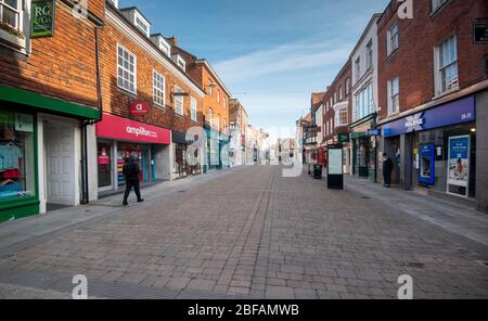 Coronavirus Covid 19 jour de marché à Salisbury pendant Lockdown seulement quelques personnes vont travailler ou obtenir des fournitures. Banque D'Images