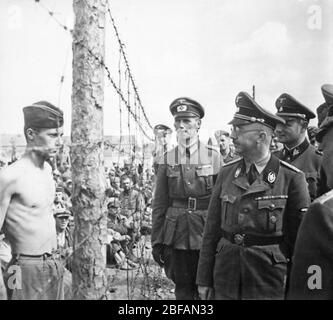 Heinrich Luitpold Himmler 7 octobre 1900 C 23 mai 1945) visite d'un camp de prisonniers de guerre en Russie en 1941 Banque D'Images