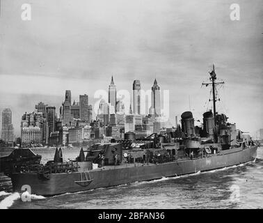 USS Harlan R. Dickson (DD-708) au large de l'île de Manhattan, New York, en route de ses constructeurs, gouvernement fédéral Shipbuilding & Dry Dock Company, Kearny, New Jersey, pour une livraison à la Marine en février 1945 Banque D'Images