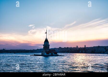 Paysage de la Tour de la Maiden. La Tour de la Maiden est sur les eaux d'Uskudar et peut être considérée comme la pierre angulaire du Bosphore. Banque D'Images