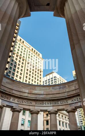 La place ANZAC et le mémorial de guerre situés entre Ann Street et Adelaïde Street. Banque D'Images