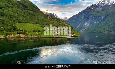 Croisière au-delà d'un petit règlement sur le chemin de Geiranger, Norvège. Banque D'Images