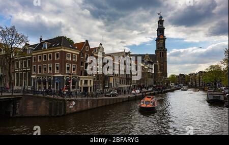 Amsterdam avec la maison d'Anne Frank et Westerkerk sur Prinsengracht sous ciel nuageux Banque D'Images