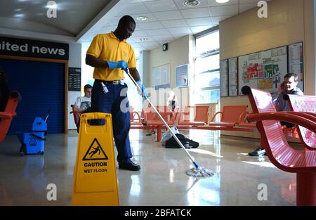 Un nettoyant hospitalier, qui fait du ménage Banque D'Images