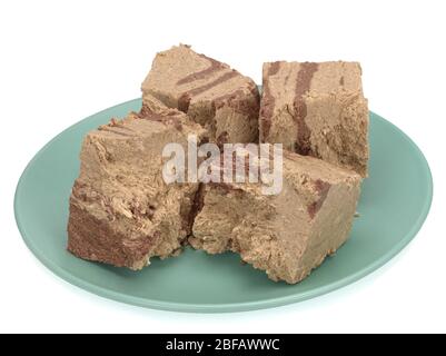 Halva dans une plaque sur fond blanc Banque D'Images