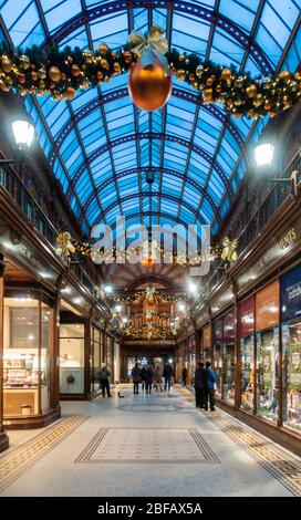 Décorations de Noël dans Central Arcade, arcade commerciale Edwardian construite en 1906, à Newcastle upon Tyne, Angleterre. ROYAUME-UNI Banque D'Images