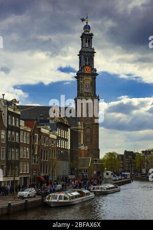 Amsterdam avec la maison d'Anne Frank et Westerkerk sur Prinsengracht sous ciel nuageux Banque D'Images