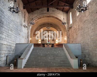 Abbadia San Salvatore, Italie - 24 avril 2019: Intérieur de l'abbaye médiévale. Escalier menant à l'autel et aux entrées latérales du cri souterrain Banque D'Images