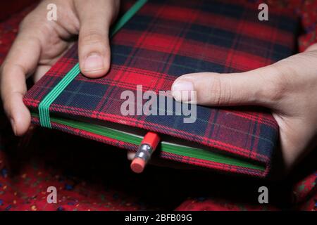 femme tenant main bloc-notes, gros plan Banque D'Images