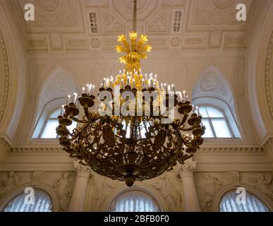 Chandelier dans la salle blanche par l'architecte Alexander Briullov, Musée d'État de l'Hermitage, Palais d'hiver, Saint-Pétersbourg, Fédération de Russie Banque D'Images