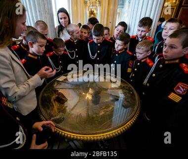 Cadets écoutant le guide, Pavillon Hall, Winter Palace, Saint-Pétersbourg, Fédération de Russie Banque D'Images