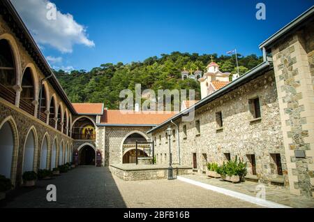 Kykkos, Chypre - 29 septembre 2017: Cour du monastère Saint orthodoxe de la Vierge de Kykkos dans les montagnes de Troodos Banque D'Images