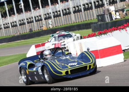 2010 GOODWOOD Revival - Chicane action dans Whitsun Trophy course pour 1963-1966 voitures de sport Banque D'Images