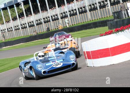 2010 GOODWOOD Revival - Chicane action dans Whitsun Trophy course pour 1963-1966 voitures de sport Banque D'Images