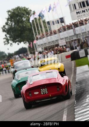 2010 GOODWOOD Revival - action chicane dans la course de célébration du trophée de Tourisme pour les voitures 190-1964 GT Banque D'Images