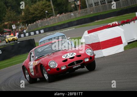 2010 GOODWOOD Revival - action chicane dans la course de célébration du trophée de Tourisme pour les voitures 190-1964 GT Banque D'Images