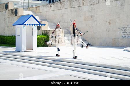 Athènes, Grèce - 13 mai 2016 : changement de la garde présidentielle Evzones devant le Monument du Soldat inconnu près du Parlement grec, S Banque D'Images