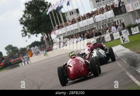 2010 GOODWOOD Revival - l'action de course dans le trophée Richmond pour les voitures de grand prix de 1948 à 1960. Banque D'Images