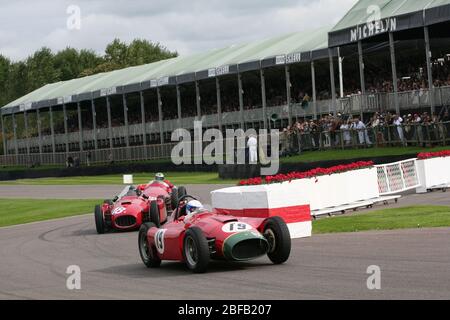 2010 GOODWOOD Revival - l'action de course dans le trophée Richmond pour les voitures de grand prix de 1948 à 1960. Banque D'Images