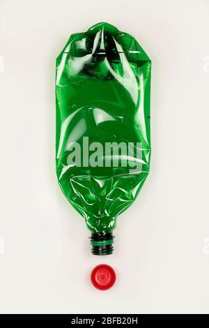 Bouteille en plastique vert comme point d'exclamation sur fond blanc Banque D'Images