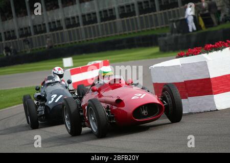 2010 GOODWOOD Revival - l'action de course dans le trophée Richmond pour les voitures de grand prix de 1948 à 1960. Banque D'Images