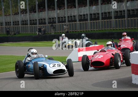 2010 GOODWOOD Revival - l'action de course dans le trophée Richmond pour les voitures de grand prix de 1948 à 1960. Banque D'Images