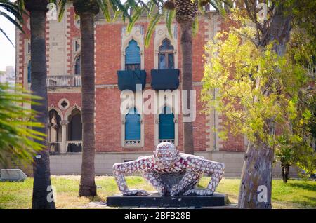 Italie, Reggio de Calabre, 11 mai 2018 : Villa Genoese-Zerbi, palmiers et sculptures d'art moderne de l'artiste Paola Epifani (Rabarama) près du quai de l'eau Banque D'Images