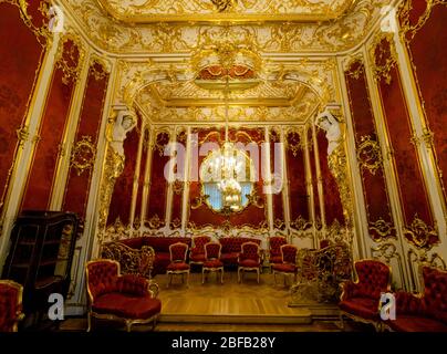 Décoration rouge riche dans le Boudoir dans les appartements de l'impératrice Maria Alexandrovna, Musée d'État de l'Hermitage, Saint-Pétersbourg, Russie Banque D'Images