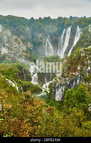 Le parc national des lacs de Plitvice en Croatie est l'une des merveilles naturelles de l'Europe et possède plusieurs cascades parmi sa forêt. Banque D'Images