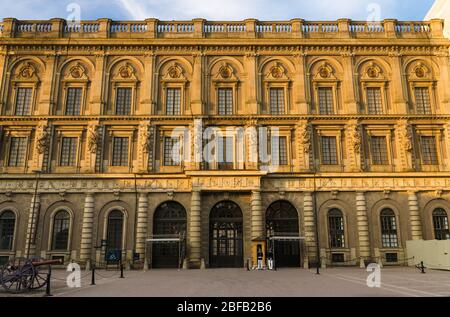 Suède, Stockholm, 29 mai 2018 : soldat de garde à poste près de la façade et canons sur la place de la résidence officielle du roi du Palais royal suédois Banque D'Images