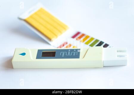 Test de pH de tournesol universel avec échelle de couleurs et testeur de conductivité numérique Banque D'Images