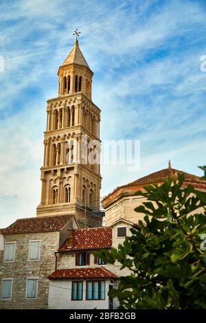 Le clocher de la cathédrale Saint-Dominus domine la scène dans le Peristyle du palais de Dioclétien à Split, en Croatie. Banque D'Images