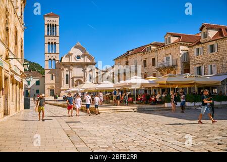 La cathédrale Saint-Étienne est la pièce maîtresse de la place Saint-Étienne à Hvar, en Croatie. Banque D'Images