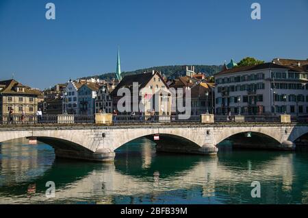 Zurich, Suisse - 13 septembre 2016 : pont Munsterbrucke au-dessus de la rivière Limmat dans le centre historique de Zurich, Canton de Zurich, Suisse Banque D'Images