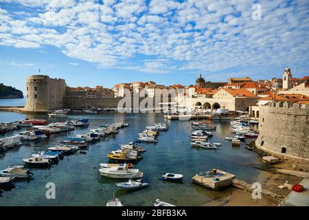 Le port de Dubrovnik, Croatie, se trouve juste à l'extérieur des murs de la vieille ville. Banque D'Images