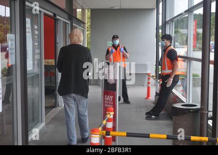 GREYMOUTH, NOUVELLE-ZÉLANDE, 11 AVRIL 2020: Le personnel du supermarché salue un client lors du verrouillage de Covid 19 en Nouvelle-Zélande, 11 avril 2020 Banque D'Images