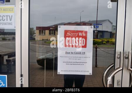 GREYMOUTH, NOUVELLE-ZÉLANDE, 11 AVRIL 2020: Signalisation sur une entreprise fermée pendant le verrouillage de Covid 19 en Nouvelle-Zélande, 11 avril 2020 Banque D'Images