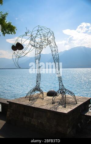 Montreux, Suisse - 14 septembre 2017 : silhouette figurée d'oiseau de fil sur la promenade du lac Léman (lac Léman) devant les Alpes de montagne Banque D'Images