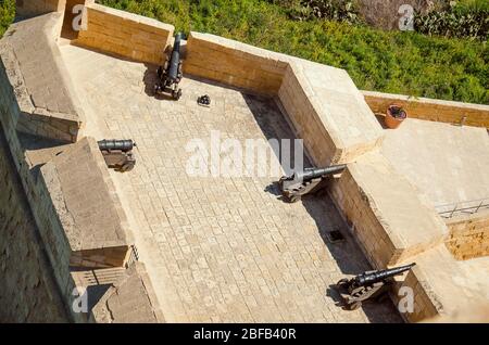 Gozo Island, Malte - 12 mars 2017 : vue de dessus des canons sur les murs de l'ancien château médiéval de la tour de Cittadella, également connu sous le nom de Citadelle, Castello dans le Banque D'Images