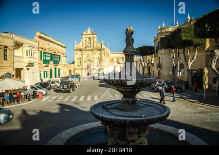 Victoria, Malte - 12 mars 2017 : place médiévale de Saint François et rues avec fontaine dans la ville de Victoria Rabat, île de Gozo Banque D'Images