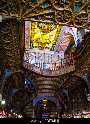 Porto, Portugal - 25 juin 2017: Vue sur les escaliers en bois de la librairie Livraria Lello. Banque D'Images